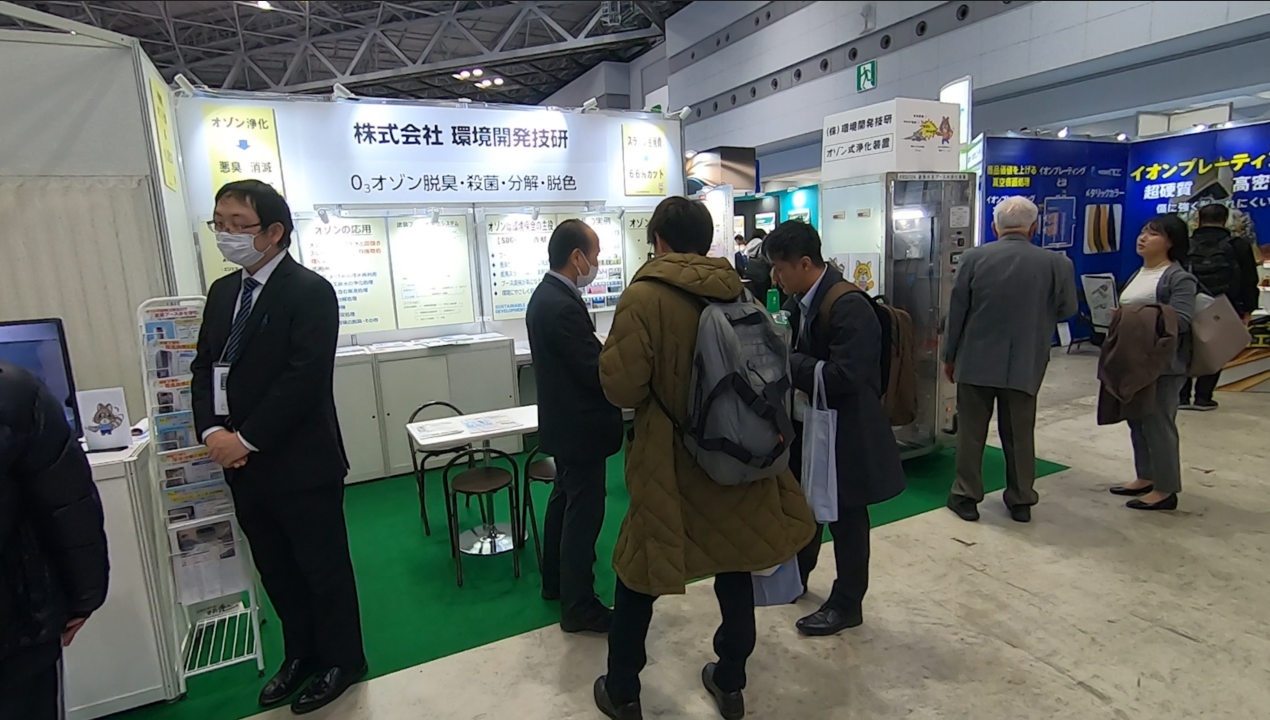 株式会社環境開発技研の展示ブースで製品説明を受ける来場者の様子